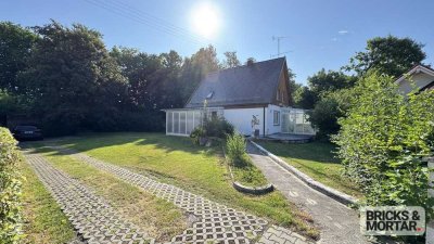Einfamilienhaus mit Charme, einem großem Garten und einer Garage im Untergeschoß