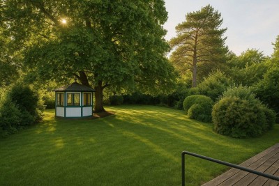 CHARMANTE VILLA - ca. 643m² Grund - ca. 371m² NFL - 9 Zimmer - Balkon - Dachterrasse - Großer Garten - Sauna - Ruhelage - Garage