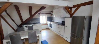 Nachmieter:in gesucht: DG-Wohnung mit gehobener Innenausstattung mit Balkon und EBK
