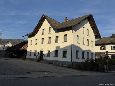 Jetzt zugreifen - Geräumiges Wohnhaus in Lalling mit Nebengebäude*****