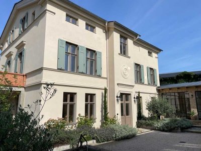 Mediterranes Wohnen unter Olivenbäumen und Zypressen