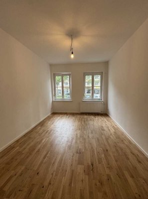 Erstbezug nach Sanierung: Exklusive 2,5-Zimmer-Hochparterre-Wohnung mit geh. Innenausstattung