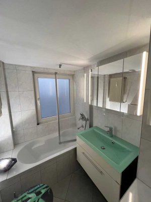Stadtzentrale,moderne 2 Zimmer Dachgeschosswohnung, renoviert,hell,gemütlich und bezugsfertig