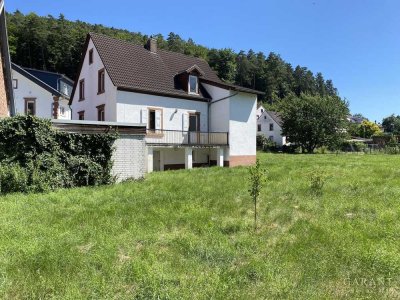 Wer erweckt dieses ältere Einfamilienhaus mit großem Grundstück aus seinem Dornröschenschlaf?