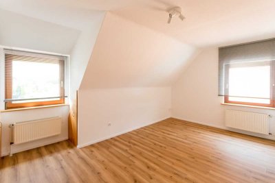 Schöne 2 Zimmer Dachgeschosswohnung mit Einbauküche in ruhiger Lage