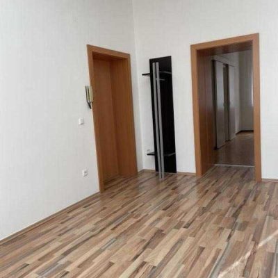 Zentrale 2-Zimmer-Altbauwohnung im Südviertel mit Einbauküche