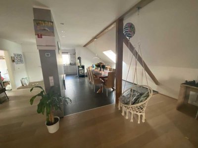 Helle 3 Zimmer Mansardenwohnung mit Balkon und PKW Garage