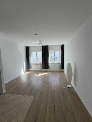 Schöne 1-Raumwohnung mit Laminat, Fußbodenerwärmung und Wannenbad mit Fenster