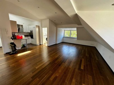 Lebensraum in Allach: 2-Zimmer-Dachgeschosswohnung mit gehobener Ausstattung