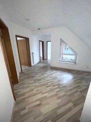Schicke 4-Raumwohnung am Burgsee mit Einbauküche, 2 Bädern, Balkon und Tiefgaragenstellplatz...!!!