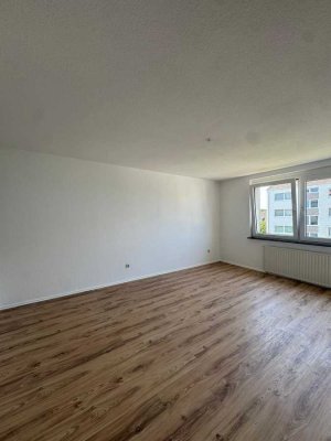 Frisch Renovierte 2-Zimmer Wohnung mit Stellplatz zu vermieten.