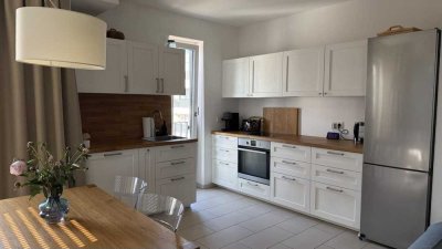 3‑Zi‑Neubau (78 m²) mit Westbalkon, TG & moderner Küche  – Nachmieter gesucht. Einzug ab 01.09.