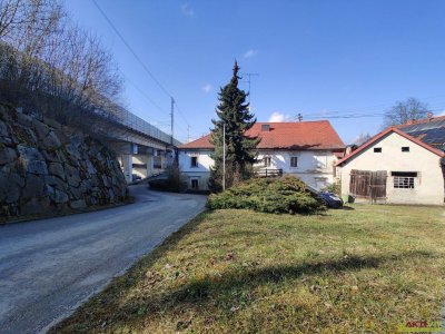 Gemischtes Ensemble mit vielfältigem Potential. - Zentral in Lambach. - Wohnhaus, Nebengebäude, Fischzucht und mehr.