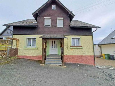 Günstiges, modernisiertes 9-Raum-Einfamilienhaus mit geh. Innenausstattung und EBK in Ludwigsstadt