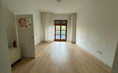 Erstbezug nach Sanierung: Möblierte 3-Zimmer-Altbauwohnung mit Südbalkon