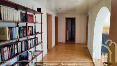 Zentral und dennoch ruhig gelegenes, ebenerdiges Wohnhaus mit eigener Hofauffahrt und großem Garten.