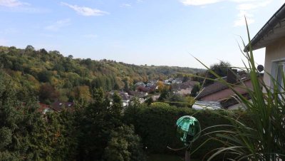 Großzügige, helle 4-Zimmerwohnung mit Balkon & Fernblick in Bad Soden-Altenhain zu vermieten