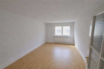 Charmante 2 Zimmer Altbau- Wohnung mit  Balkon und Wohnküche.