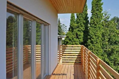 Dachgeschosswohnung nebst Garage