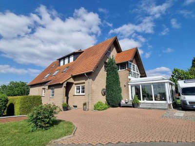 Einziehen und wohlfühlen: großzügiges Zweifamilienhaus in Hille-Oberlübbe