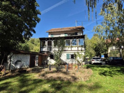 Saniertes freistehendes Einfamilienhaus auf parkähnlichem Grundstück