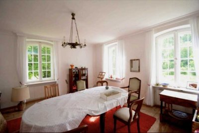 Historisches Pfarrhaus nahe München- Anwesen im Stil eines Adelssitzes mit Park und Teich.