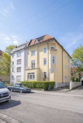 Helle und stilvolle Altbauwohnung mit Aufzug direkt in die Wohnung und zwei Balkonen
