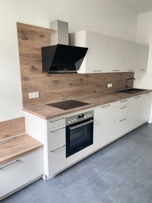 **ALLES NEU** 1-Raum-Wohnung im Erdgeschoss mit Einbauküche & Balkon. Erstbezug nach Sanierung.