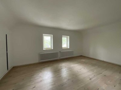 Renovierte 1,5-Zimmer-Wohnung mit Dusche im Dachgeschoss ab sofort!