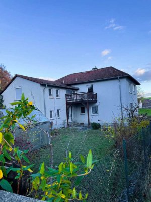 Vollausgestattete neu-renovierte Wohnung mit eigenem Garten und Stellplätzen im Dorfzentrum