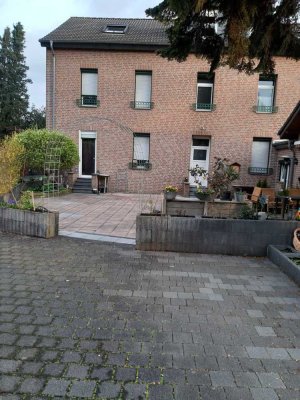 Exklusives Mehrfamilienhaus in Herzogenrath-Kohlscheid – Wohnen, Vermieten oder Verbinden!