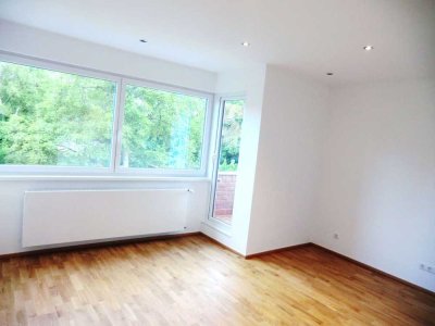 !! ANFRAGESTOPP !! Helle, neu renovierte 2-Zimmer Wohnung mit Südbalkon im 2. OG in Köln-Niehl