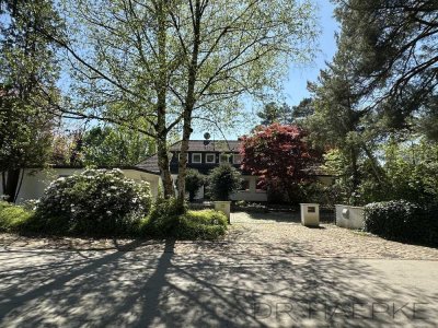 VIS-A-VIS ZUM GOLFPLATZ: WEITLÄUFIGES ANWESEN AUF PARKÄHNL. GRUNDSTÜCK MIT POOL & ZWEI WOHNEINHEITEN