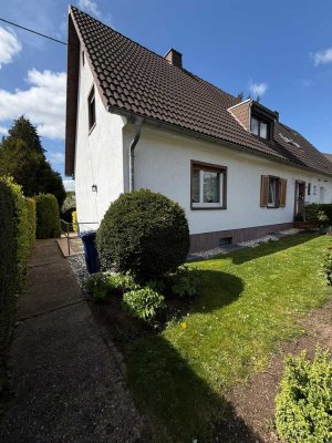 Charmante, provisonsfreie DHH mit Ausbaupotenzial, ELW und großem Garten! Stilles Bieterverfahren!
