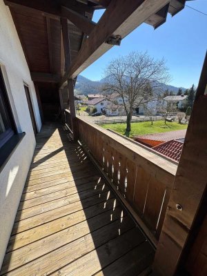 Bergblick und grosser Balkon sowie Einbauküche inklusive