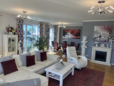 Geschmackvolle, neuwertige 3-Zimmer-Penthouse-Wohnung mit geh. Innenausstattung mit Balkon und EBK
