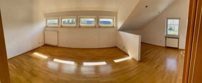 Attraktive, helle 2-Zimmer-Dachgeschosswohnung mit Galerie und Balkon in ruhiger Lage in Friedberg