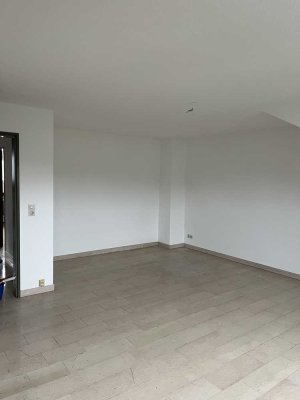 Schöne teilsanierte Dachgeschosswohnung