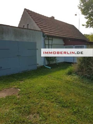 IMMOBERLIN.DE - Sanierungsbedürftiges Einfamilienhaus mit großzügigem Garten in ländlicher Lage