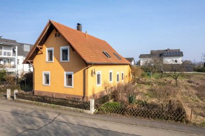 Überzeugt mit Lage und Potenzial: Freistehendes Einfamilienhaus mit Baugrundstück in Allmannsweier!