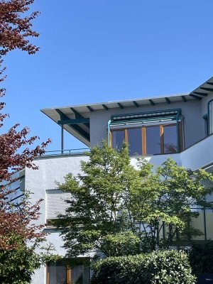 Charmantes Dachgeschoss-Juwel mit Penthouse-Feeling: Sonnige Wohnung mit Terrasse und Weitsicht
