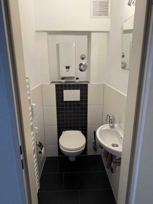 Modernes Badezimmer, Gäste-WC, Parkettboden - 3 Zimmer Wohnung in Hattingen-Niederwenigern