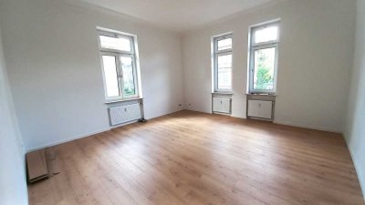 Wiesbaden-Innenstadt: Sonnige, frisch renovierte, großzügige 2-Zimmer-Altbau-Wohnung; Laminatboden