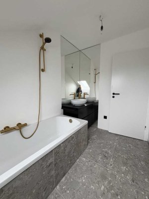 Ideal für Singles: Frisch sanierte 2,5-Zimmer-Dachgeschosswohnung – Erstbezug 2025 in Moosburg