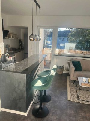 Alles Neu,schicke, hochwertigste Ausstattung, helle 2 Zimmer Wohnung mit Balkon, NEU saniert !