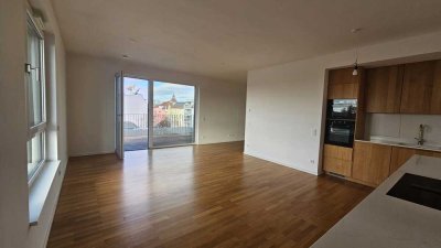 In Spielstraße:  4 Zimmer im DG mit 2 großen Terrassen,  2 Bäder, hochwertige EBK und Ausstattung
