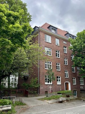 Lichtdurchflutete Dachgeschosswohnung  mit Spitzboden         und Stellplatz