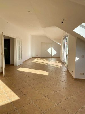 Einzigartige 3 -Zimmer-Dachgeschoss-Wohnung mit sonniger Terrasse!!