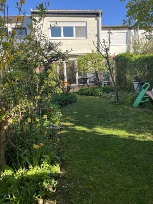 Provisionsfrei! Teilmodernisiertes Reihenhaus in hervorragender Wohnlage