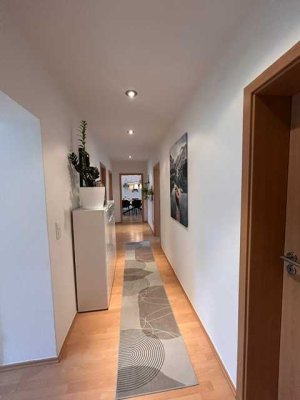 Geräumige, schöne und komplett renovierte 3 Zimmer Whg. in zentraler Lage